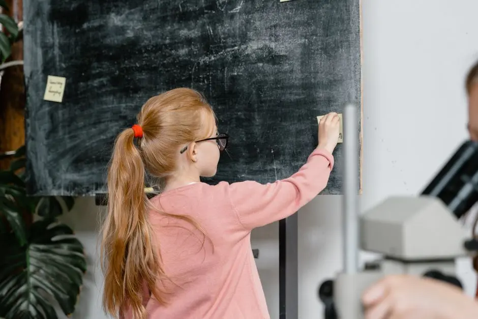 Orang tua dan anak melihat papan informasi sekolah